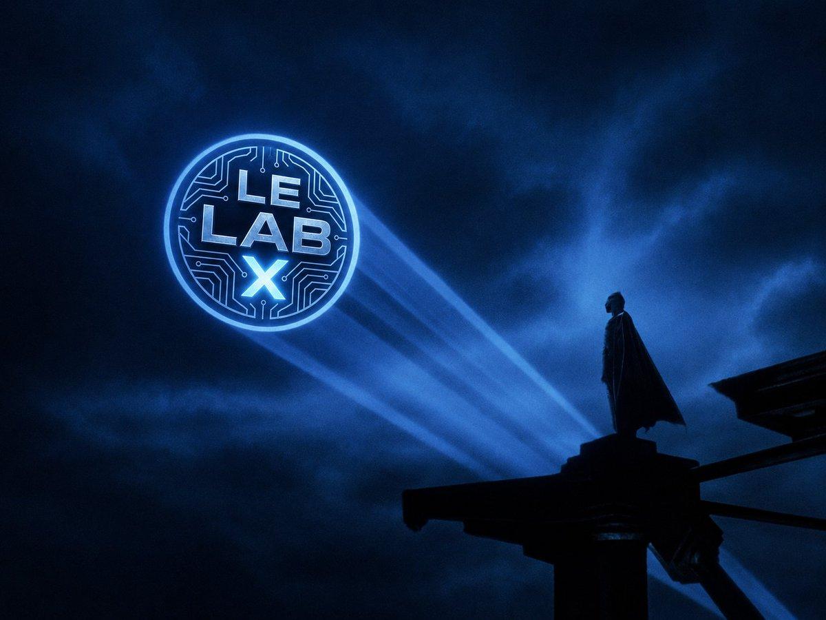 Signal lumineux Le Lab X projeté dans un ciel nocturne, façon appel aux builders.